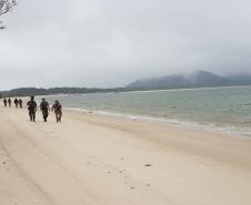 Na Ilha do Mel, Litoral do estado,  fiscaliza área de preservação permanente