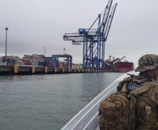 Na Ilha do Mel, Litoral do estado,  fiscaliza área de preservação permanente