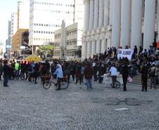 Manifestação Praça Santos Andrade e Palácio Iguaçu