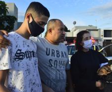 Soldado da PM ferido ao abordar suspeito em posto de combustíveis recebe alta do hospital e homenagem em Foz do Iguaçu