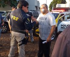 Soldado da PM ferido ao abordar suspeito em posto de combustíveis recebe alta do hospital e homenagem em Foz do Iguaçu