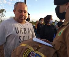 Soldado da PM ferido ao abordar suspeito em posto de combustíveis recebe alta do hospital e homenagem em Foz do Iguaçu