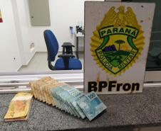 Mulher é flagrada pelo BPFron com R$ 18 mil em dinheiro e mercadorias paraguaias em Foz do Iguaçu (PR)