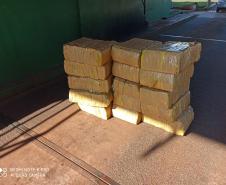 Homem foge de abordagem do BPRv e abandona carro com 350 quilos de maconha no Oeste do estado