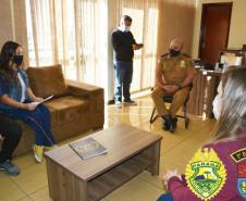 Alunos fazem carta de homenagem aos policiais militares de Londrina (PR)