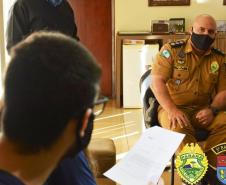 Alunos fazem carta de homenagem aos policiais militares de Londrina (PR)