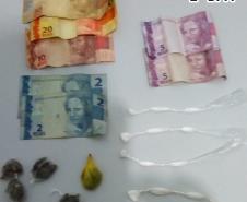 PM prende três pessoas e apreende 23 porções de drogas e mais de R$ 1,5 mil em dinheiro no Norte Pioneiro