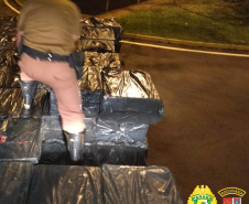 Caminhão tomba e BPRv localiza 135 caixas de cigarros no Noroeste do estado