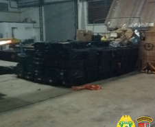 Caminhão tomba e BPRv localiza 135 caixas de cigarros no Noroeste do estado