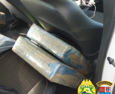 Homem foge de fiscalização da PRE e abandona carro com mais de 190 quilos de maconha no Oeste do PR