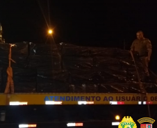 Caminhão tomba e BPRv localiza 135 caixas de cigarros no Noroeste do estado