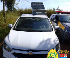 Homem foge de fiscalização da PRE e abandona carro com mais de 190 quilos de maconha no Oeste do PR