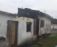 Equipedo BPTran encontra casa em chama durante patrulhamento no bairroUberaba em Curitiba