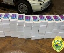 Ação conjunta apreende dois carros e mais de 120 celulares contrabandeados, em Cambé (PR)