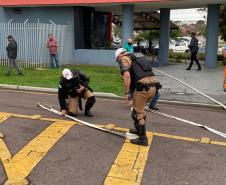 Equipedo BPTran encontra casa em chama durante patrulhamento no bairroUberaba em Curitiba