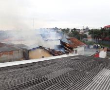Equipedo BPTran encontra casa em chama durante patrulhamento no bairroUberaba em Curitiba