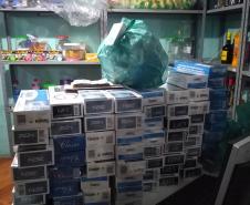 No Bairro Alto, em Curitiba, AIFU flagra estabelecimento aberto e apreende máquina caça-níquel e cigarros contrabandeados
