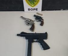 Armas, drogas e dólares são apreendidos pelo BOPE na Capital e no Oeste do estado