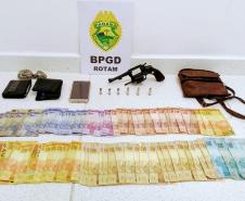 PM flagra roubo a mercado, prende dois homens e apreende drogas e armas de fogo na RMC