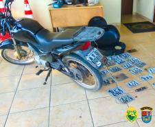 PM descobre produção ilegal de placas de moto em Rio Branco do Sul, na RMC; 22 placas com alerta foram apreendidas