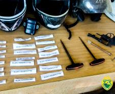 PM descobre produção ilegal de placas de moto em Rio Branco do Sul, na RMC; 22 placas com alerta foram apreendidas