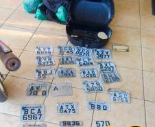 PM descobre produção ilegal de placas de moto em Rio Branco do Sul, na RMC; 22 placas com alerta foram apreendidas