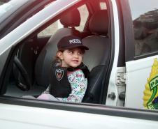 Menina fã da Polícia Militar recebe surpresa de policiais femininas em Colombo, na RMC