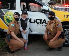 Menina fã da Polícia Militar recebe surpresa de policiais femininas em Colombo, na RMC