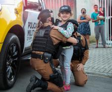 Menina fã da Polícia Militar recebe surpresa de policiais femininas em Colombo, na RMC