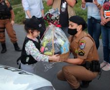 Menina fã da Polícia Militar recebe surpresa de policiais femininas em Colombo, na RMC