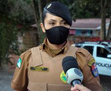 Menina fã da Polícia Militar recebe surpresa de policiais femininas em Colombo, na RMC