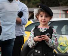 Menina fã da Polícia Militar recebe surpresa de policiais femininas em Colombo, na RMC