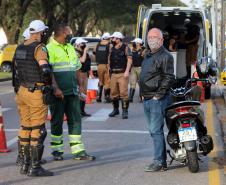 No Dia do Motociclista, BPTran faz blitz educativa e distribui antena corta fio pra evitar acidentes com linha de cerol