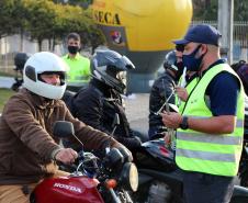 No Dia do Motociclista, BPTran faz blitz educativa e distribui antena corta fio pra evitar acidentes com linha de cerol