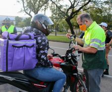 No Dia do Motociclista, BPTran faz blitz educativa e distribui antena corta fio pra evitar acidentes com linha de cerol