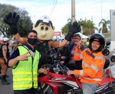 No Dia do Motociclista, BPTran faz blitz educativa e distribui antena corta fio pra evitar acidentes com linha de cerol