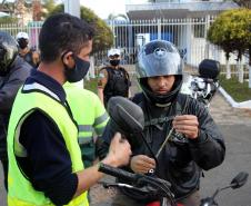 No Dia do Motociclista, BPTran faz blitz educativa e distribui antena corta fio pra evitar acidentes com linha de cerol