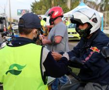No Dia do Motociclista, BPTran faz blitz educativa e distribui antena corta fio pra evitar acidentes com linha de cerol