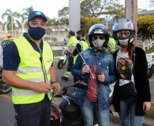 No Dia do Motociclista, BPTran faz blitz educativa e distribui antena corta fio pra evitar acidentes com linha de cerol