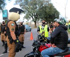 No Dia do Motociclista, BPTran faz blitz educativa e distribui antena corta fio pra evitar acidentes com linha de cerol