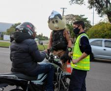No Dia do Motociclista, BPTran faz blitz educativa e distribui antena corta fio pra evitar acidentes com linha de cerol