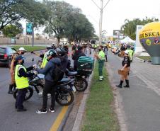 No Dia do Motociclista, BPTran faz blitz educativa e distribui antena corta fio pra evitar acidentes com linha de cerol