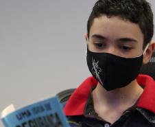 Filho de policial militar lança livro com orientações de segurança para crianças e jovens