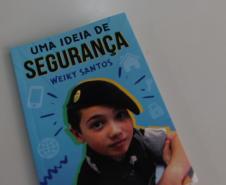 Filho de policial militar lança livro com orientações de segurança para crianças e jovens