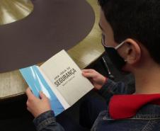 Filho de policial militar lança livro com orientações de segurança para crianças e jovens