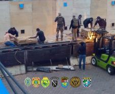 Cão de faro encontra 1,8 tonelada de maconha em fundo falso de carreta no Oeste do estado