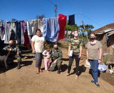Integrantes do projeto Força Verde Mirim arrecadam cestas e roupas para famílias de Itaiacoca, nos Campos Gerais