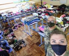 Integrantes do projeto Força Verde Mirim arrecadam cestas e roupas para famílias de Itaiacoca, nos Campos Gerais