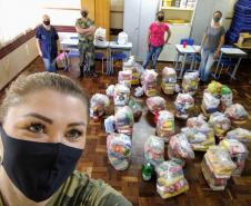 Integrantes do projeto Força Verde Mirim arrecadam cestas e roupas para famílias de Itaiacoca, nos Campos Gerais