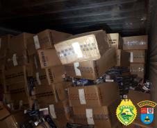 Carreta com 800 caixas de cigarros tomba na PR 082 e motorista abandona carga em Cidade Gaúcha (PR)